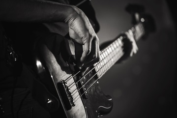 Location de guitares, basses et amplis pour vos concerts dans le sud de la France Location de guitares, basses et amplis pour vos concerts dans le sud de la France